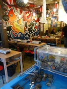 栄に鮮魚店をモチーフにした居酒屋－テーブルで魚貝焼く「磯丸焼き」売りに