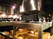 名古屋・錦に立ち飲みスタイルのホルモン焼き店－女性客取り込み狙う