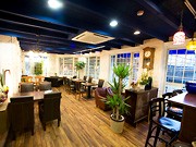 大須にキッチン＆カフェ「空猫」－紺色の天井で昼夜違う空間を演出