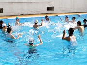 中学校のプールで水の音楽会－あいちトリエンナーレ「まちなかパフォーマンス」の一環で