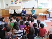 河村隆一さんが子どもたちに絵本を朗読－絵本刊行記念で
