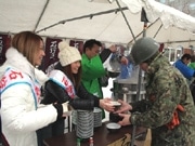 雪まつり・雪像制作中の自衛隊員に石狩鍋300杯－「鍋」PRの一環で