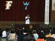 日ハム坪井選手、小学校訪問し児童と交流－社会貢献活動の一環で