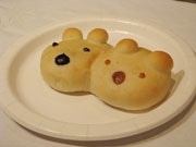 札幌グランドホテルが「白クマふたごパン」－円山動物園とコラボ、誕生祝う