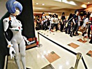 札幌の劇場に「綾波レイ」等身大フィギュア－映画公開に合わせて