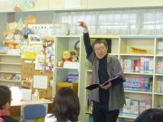 ヨミガタリストまっつさんが「大人のためのおはなし会」－小学校の開放図書館で