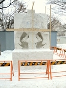 初音ミク雪像、再展示に向け制作再開－骨格浮かび上がる