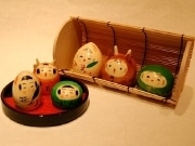 「笹かま」「牛たん」「ずんだ」－仙台名物がこけしの3姉妹に