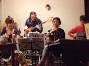 仙台のカフェでマトリョミンバンドのライブ－懐かしの昭和歌謡を演奏