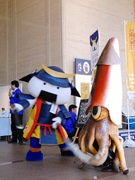 宮城県庁に函館から「イカール星人」襲来－むすび丸、立ち向かう