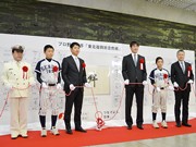 仙台駅にプロ野球選手75人の「東北復興祈念色紙」－除幕式に岩隈投手も