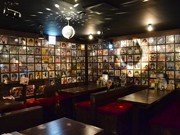 仙台駅前に昭和ムードの居酒屋－レコードジャケット1000枚をディスプレー