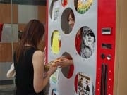 渋谷に「有人自販機」－キャラメルコーンとコラボも