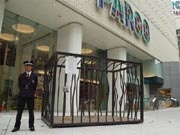 渋谷パルコ前に巨大な檻－「ズブロッカ」販促で口コミ狙う
