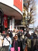 ラフォーレ原宿「初売り」に3,000人が行列－男性客の姿も