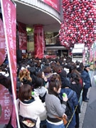 ラフォーレ原宿・恒例「グランバザール」に2,000人が行列