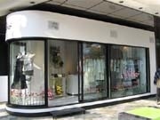 女性2人のアパレルブランド「ナデシコ」初の限定ショップ