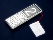 原宿Kスタで「INFOBAR 2」実機展示、±0限定ストラップも