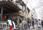 目黒川沿いから見る「最後の桜」－上目六さくらSCが今夏閉店へ