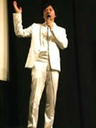 渋谷で板尾創路さんが一夜限りのイベント－タキシード姿で登場