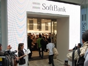 「iPhone」日本上陸、ソフトバンク表参道に1,500人超える行列
