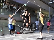 縄跳び集団「縄☆レンジャー」、表参道ヒルズ大階段でパフォーマンス