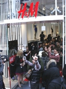 H＆M原宿店オープンに2,000人－ギャルソン限定ライン求め男性客も