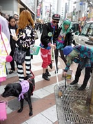 派手な格好で渋谷を清掃－人気店「galaxxxy」が練り歩きイベント