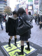 渋谷・ハチ公前に埋め込み型「発電床」－通行人の振動で発電