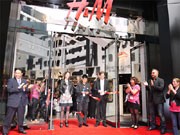 「H&M」旗艦店、渋谷・文化村通りにオープン－早朝から行列