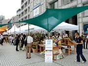 国連大学前で「ファーマーズマーケット」－生産者らが有機野菜などを販売
