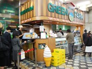 甘い香りを届けて13年－渋谷駅西口コンコースの名物ワッフル店が閉店へ