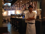 恵比寿にバーガー主体の映像ダイニングバー－カウンター各席にモニター