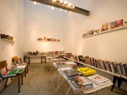 原宿で藤本やすしさん率いる「CAP」所蔵の古雑誌展－500円均一で販売