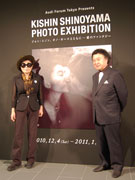 篠山紀信さん撮影、ジョン・レノンさんとオノ・ヨーコさんの写真展－ 未公開作も