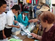 岩手の中学生が下北沢南口商店街でワカメを販売