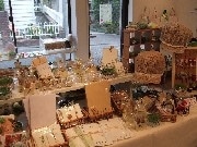 下北沢で芽や葉っぱがモチーフの作品展－あみぐるみ協会が企画