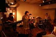 下北沢のカフェでランチタイム「ボサノバ」ライブ－社会人バンドが演奏