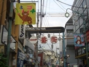 下北沢で街路灯を利用した「ペナントギャラリー」－小学生106人が参加