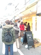「はらドーナッツ」下北沢店、連日盛況－食べながら街を歩く若者の姿も