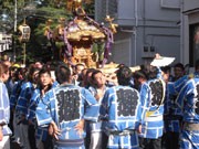 北沢八幡宮で例大祭－8基の大人御輿に足を止めて見入る人も