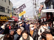 恒例「世田谷 ボロ市」に人の波－名物「代官餅」は1時間半待ち