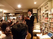 俳優・村上航さんによる「スパム・メールの朗読会」－下北沢のカフェで