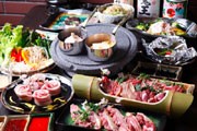 下北沢に鹿児島県産の食材を使った居酒屋－「桜島溶岩プレート」で調理