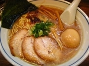 田町にとんこつ魚介スープのラーメン店「むらさき山」－「うめや」の流れくむ