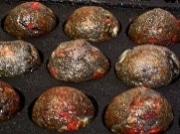 黒いたこ焼き「カラス焼き」－たこ焼き店「88だこ」、五反田名物目指す