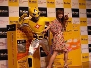 ノートンのイメージキャラにしょこたん－「ウイルスはギガント困る」