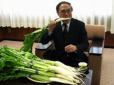 品川区長が「品川カブ」にかぶりつき－地元の八百屋が江戸野菜贈る