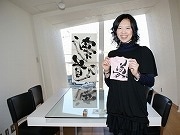 25歳書道家が白金台に書道教室開校－机にいすのスタイルで書く