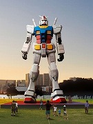 ガンダム、大地に立つ－18メートルの等身大立像で都市再生をPR